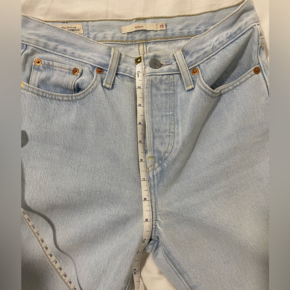 Levi’s Light Wash Wedgie Jeans - 25
